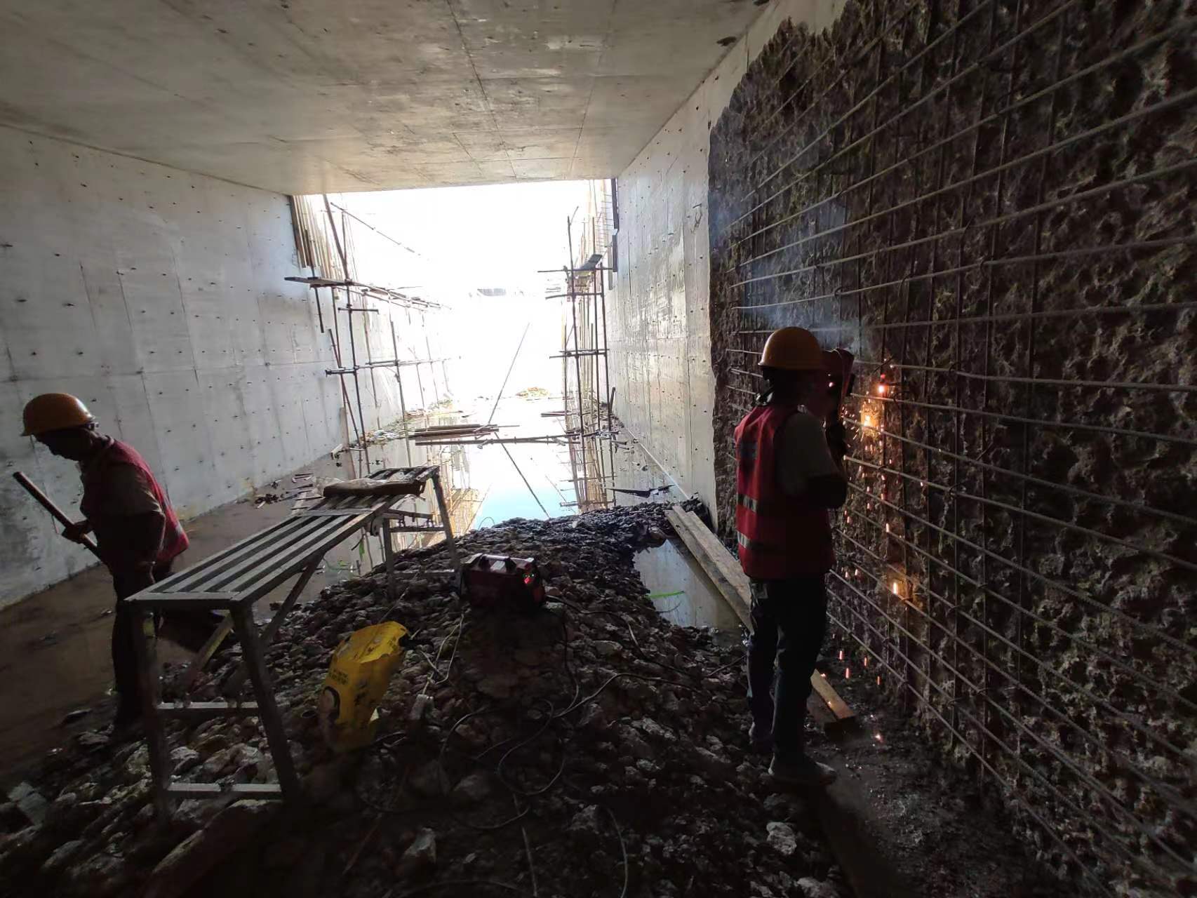 黄南挖断承重墙导致楼体开裂，加固施工方案出炉